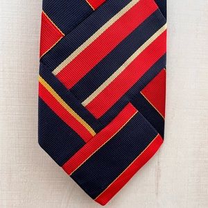 Robert Talbott 57•3.75 in red and navy tie. Gently and rarely used